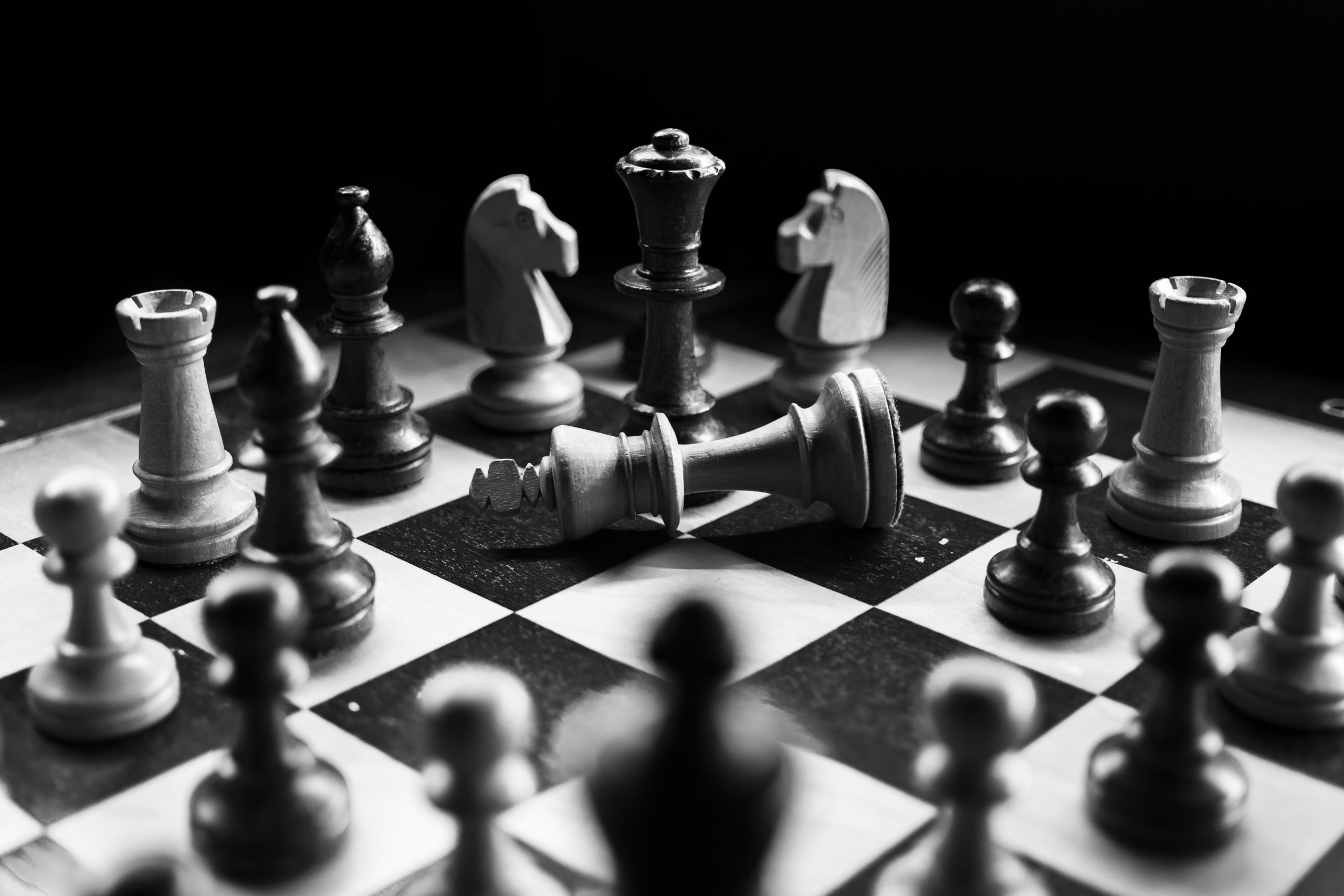 caída de palabras clave meta representadas como una pieza de ajedrez rey tumbada en un tablero de ajedrez rodeada de otras piezas de ajedrez