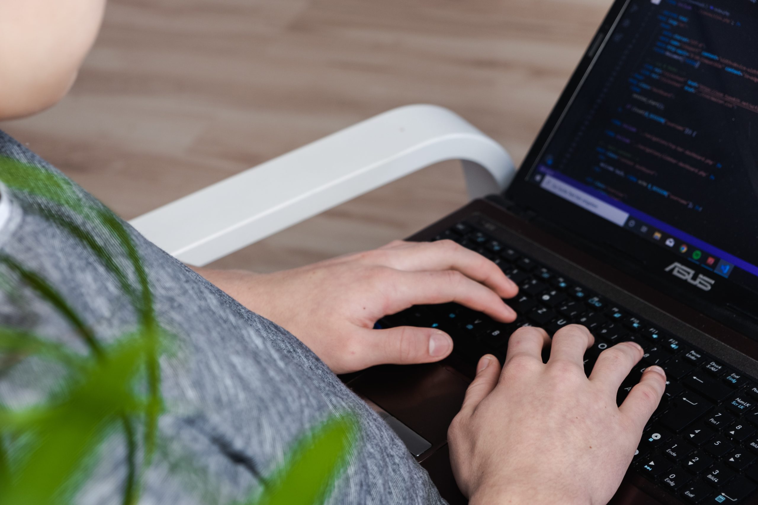 freelancer que comprende metapalabras clave mientras trabaja en su computadora portátil